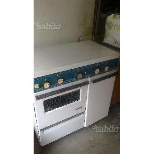 Cucina economica a gas con 4 fuochi
