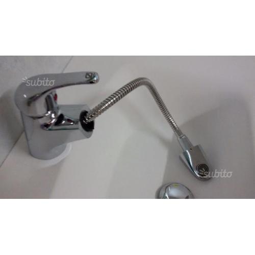 Miscelatore lavabo con doccetta estraibile