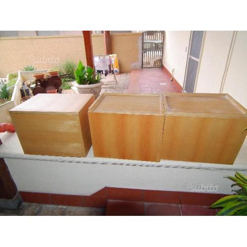 Set composto da tre cubi in legno