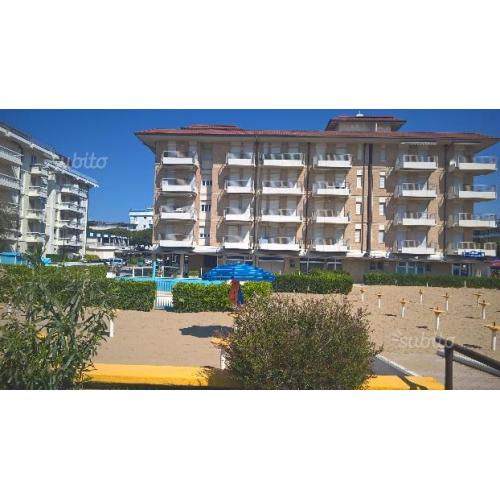 Fronte mare con due piscine AGOSTO