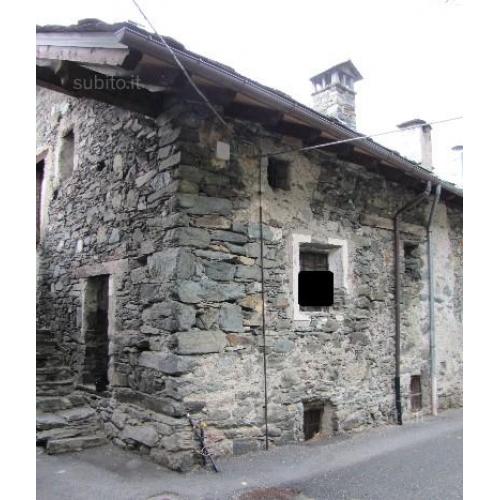 Rustico terra tetto in contesto di frazione