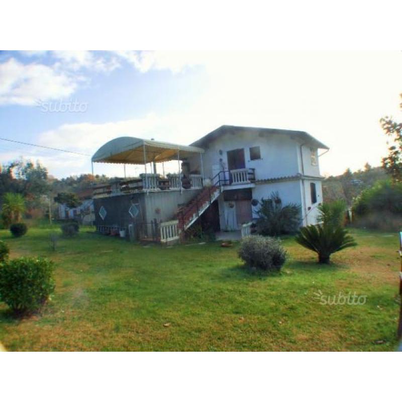 Fara in Sabina: villa panoramica con terreno