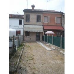 Villetta con scoperto privato e garage zona fe est