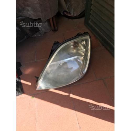 Faro ford fiesta